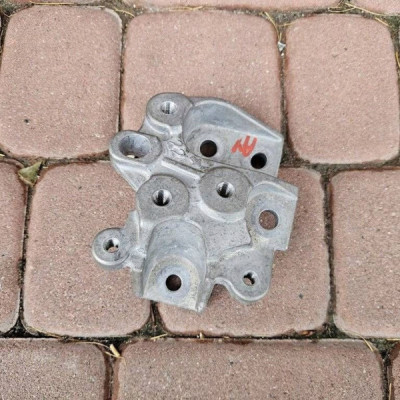 Łapa mocowanie skrzyni biegów 1.0i VVTI 1KR 2022r Toyota Aygo X