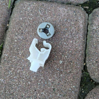 Uchwyty mocowania maski wspornik Toyota Aygo X 2022r