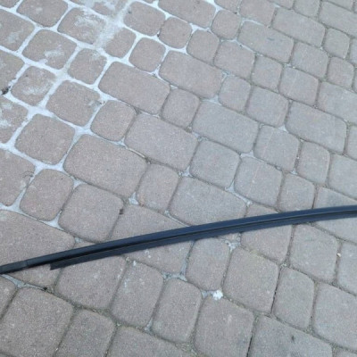 Uszczelka zgarniacz drzwi szyby przód przednich lewy 2022r Toyota Aygo X