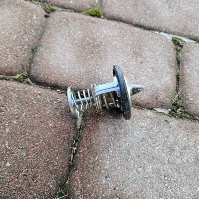 Termostat 1.0i VVTI 1KR 2022r Toyota Aygo X