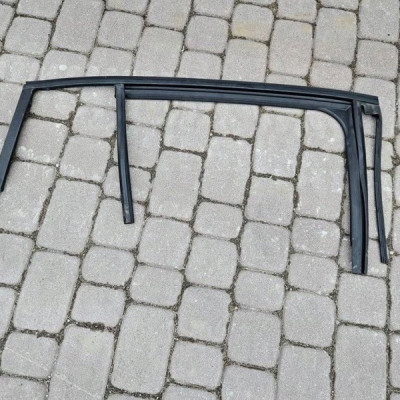 Uszczelka drzwi tył tylna prawa kombi zgarniacz Renault Megane IV