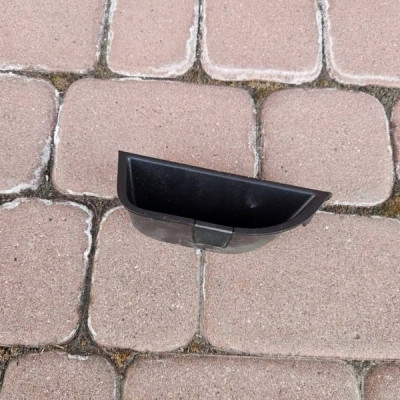 Plastik obudowa osłona bagażnika kombi prawa Renault Megane IV 909404446R