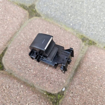 Przełącznik szyb szyby boczka Toyota Camry VIII XV70 338-1I42