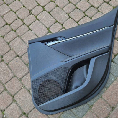 Boczek drzwi tył tylny prawy skóra Toyota Camry VIII XV70 67787-X1409