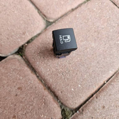 Przycisk włącznik otwierania bagażnika wlewu Toyota Camry VIII XV70 F918