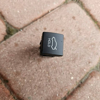 Przycisk przełącznik otwierania bagażnika Toyota Camry VIII XV70 F917