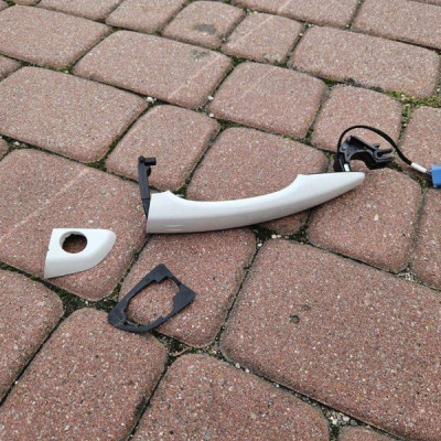 Klamka drzwi przód przednia lewa EPR biała Opel Mokka B 9816082677