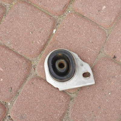 Poduszka mocowanie tłumika Opel Zafira C Astra J 13264350
