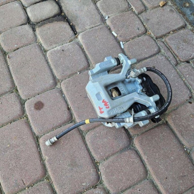 Zacisk hamulca hamulcowy tył tylny prawy jarzmo Toyota Camry VIII XV70