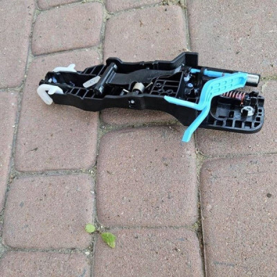 Podstawa klamki tył tylna lewa mocowanie wspornik Toyota Camry VIII XV70