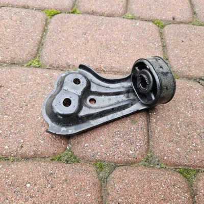 Uchwyt mocowanie wspornik guma wzmocnienie Toyota Camry VIII XV70