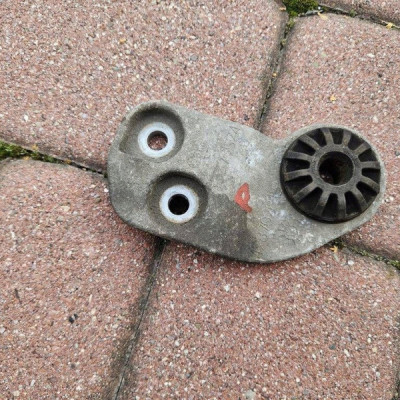 Uchwyt wspornik mocowanie aluminiowe chłodnicy Opel Adam 13373524