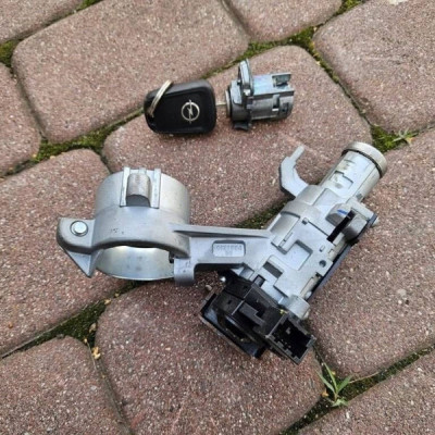 Stacyjka + bębenek wkładka do drzwi + 1 kluczyk Opel Adam