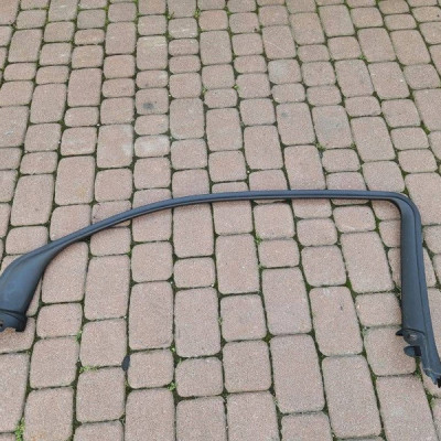 Obudowa osłona listwa szyby przód przednia prawa Opel Adam 13351101