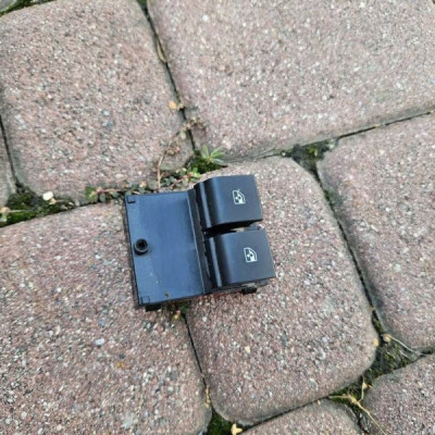 Przełącznik szyb przód przedni lewy EU Opel Adam 13360335