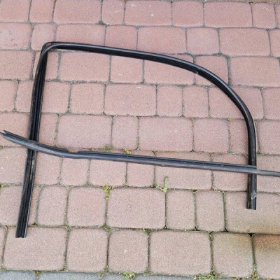 Uszczelka zgarniacz szyby przód przedniej 5drzwi praw Opel Corsa E 13188925