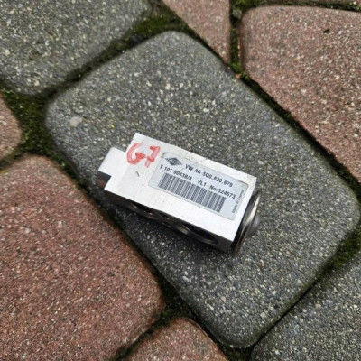 Zawór zwrotny rozprężny klimatyzacji Volkswagen Golf VII 5Q1820103E