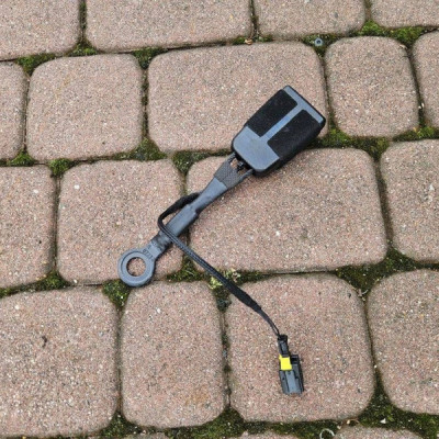 Klamra zapinka pasa pasów przód fotela Opel Adam 9834687280