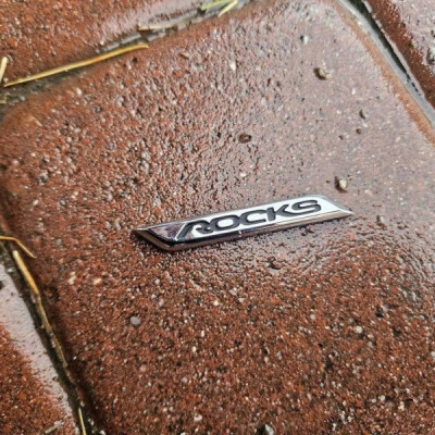 Znaczek emblemat napis ROCKS Opel Adam