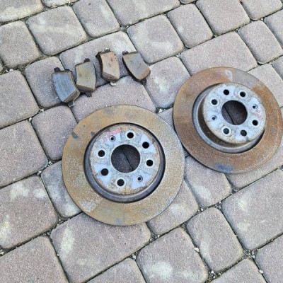 Tarcze tarcza tył tylne hamulcowe komplet + klocki Opel Adam