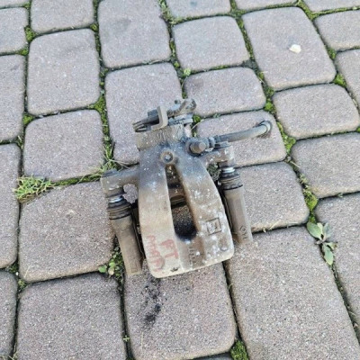 Zacisk hamulcowy hamulca tył tylny hamulcowy prawy jarzmo Opel Adam