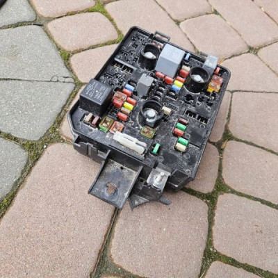 Skrzynka bezpieczników BSI Opel Adam 13450282