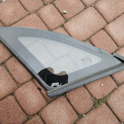 Szyba tył tylna karoseryjna jasna lewa Opel Crossland X 2019r