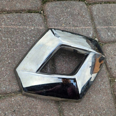 Znaczek grilla przedniego - posiada ryse Renault Clio IV 628905855R