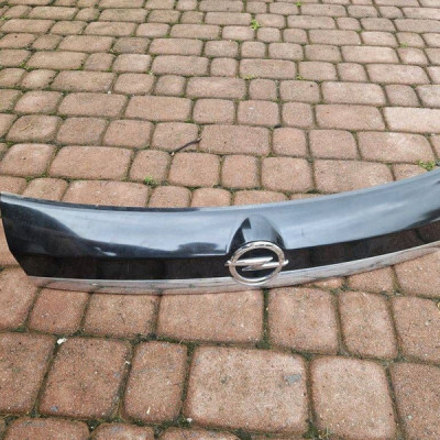 Blenda tylnej klapy pod kamere Z22W Opel Mokka 95093299