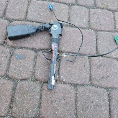Napinacz pasa fotela kierowcy WYSTRZELONY Opel Corsa E 13427748