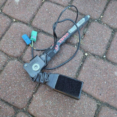 Napinacz zapinka pasa pasażera WYSTRZELONY Opel Corsa E 13427749