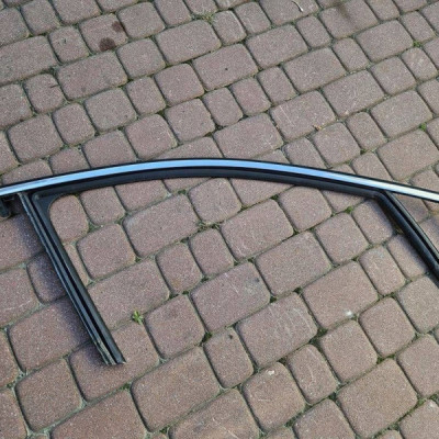 Uszczelka zgarniacz listwa drzwi przód prawa Opel Grandland X 9814856180