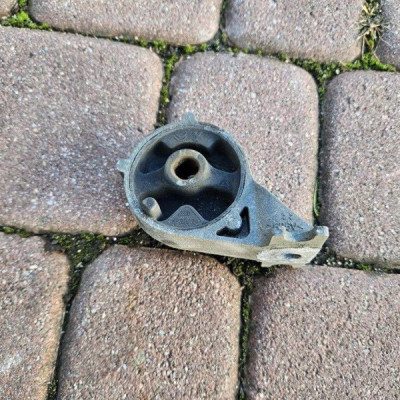 Uchwyt wieszak mocowanie tłumika Peugeot Opel Grandland X 743253