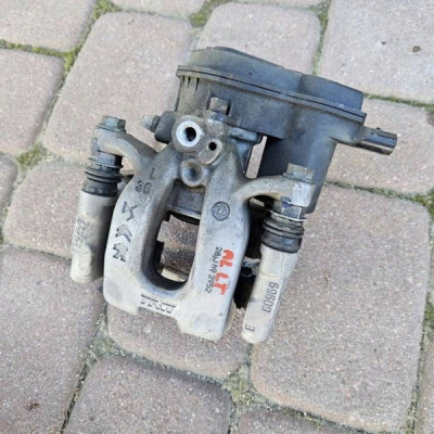 Zacisk tył tylny lewy jażmo hamulcowy OPEL ASTRA L 6 VI 9842295280