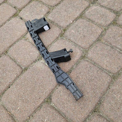 Listwa prowadnica szyby lewy przód wspornik OPEL ASTRA L 6 VI 9833019580