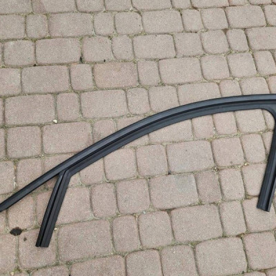 Uszczelka szyby przód zgarniacz lewy przód OPEL ASTRA L 6 VI 9835342780
