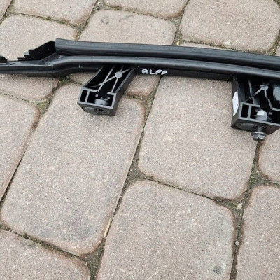 Uchwyt mocowanie prowadnica szyby prawy przód OPEL ASTRA L 6 VI 9833019480