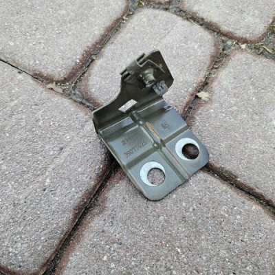 Uchwyt mocowanie wspornik błotnika prawy Opel Insignia B 39077425