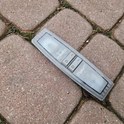 Lampka oświetlenia kabiny podsufitki Opel Corsa E Zafira B 13101641