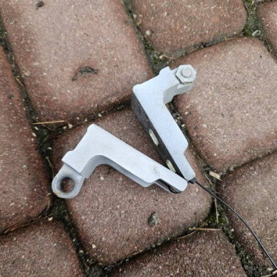 Zawiasy drzwi przód przednich prawych 5 drzwi Opel Corsa E 13180564