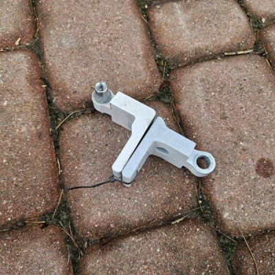 Zawias zawiasy drzwi tył tylne 5 drzwi Opel Corsa E 13181938