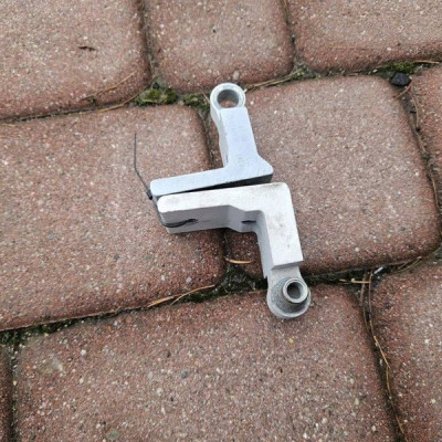 Zawias zawiasy drzwi lewy tył 5 drzwi Opel Corsa E 13181937