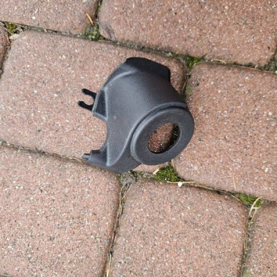 Obudowa osłona stacyjki kolumny kierowniczej Opel Corsa E 13471363