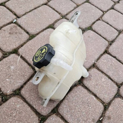 Zbiorniczek wyrównawczy płynu chłodzącego Opel Corsa E 39007213