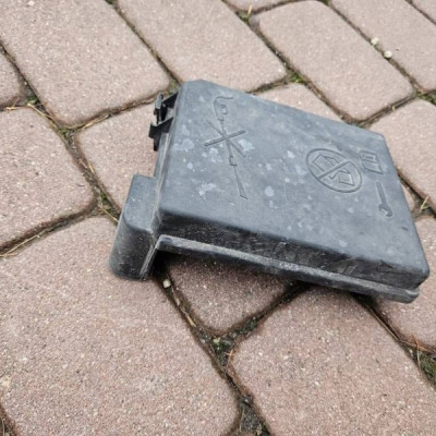 Obudowa osłona skrzynki bezpieczników Opel Corsa E 39068001