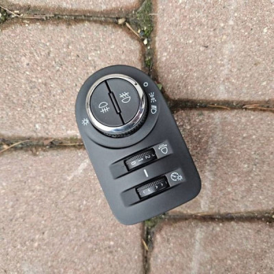 Przełącznik włącznik świateł sterownik Opel Corsa E 13470445