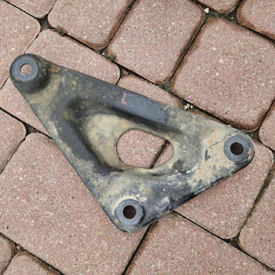 Uchwyt wspornik zawieszenia blacha osłona lewa Opel Meriva B