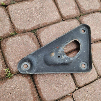 Uchwyt wspornik zawieszenia blacha osłona prawa Opel Meriva B
