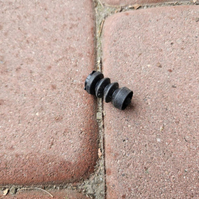 Uchwyt mocowanie bolec wlewu paliwa zamka Opel Astra K