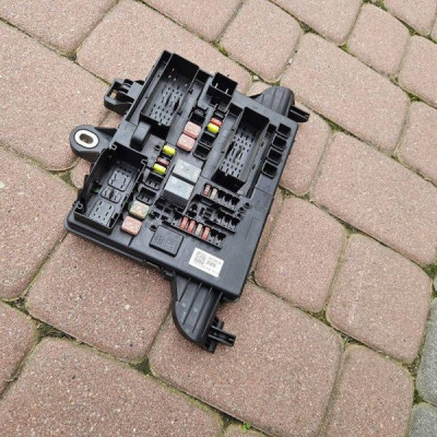 Skrzynka bezpieczników tył tylna AVH Opel Insignia A 22737766